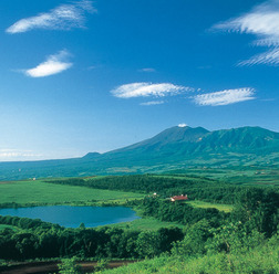 日本百名山の浅間山、四阿山、草津白根山に三方を囲まれた標高1300mの高原。目の前には四阿山とバラギ湖が広がる