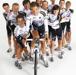 　自転車の国ベルギーからサイクリスト向けに開発された「スリーアクション」が日本での直販をスタートさせる。同ブランドは2009年シクロクロス世界チャンピオン、ニルス・アルベルトの所属する「BKCPパワープラス」をはじめ、ヨーロッパのプロチームやベルギーを拠点と