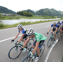 　第14回ツアー・オブ・ジャパン美濃ステージが5月18日、岐阜県美濃市にある美濃和紙の里会館前周回コースで行なわれ、クラウディオ・クチノッタ（28＝デローサ・スタックプラスチック）が集団でのゴールスプリント勝負を制して優勝。2位にザッカリ・デンプスター（ラフ