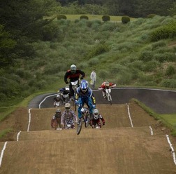 　BMXのジャパンラウンド第1戦が5月29日に静岡県伊豆市の日本サイクルスポーツセンターで開催され、松下巽が優勝した。国際自転車競技連合（UCI）カテゴリー5の大会としてはサイクルスポーツセンターBMXコースで初めて行われたことになり、韓国から2選手も参加。