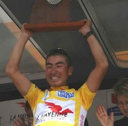 Team VANG Cyclingレースレポート。LES BOUCLES DE LA MAYENNE 最終ステージで、チームはリーダージャージを守りきり、福島康司選手が総合優勝を獲得した。