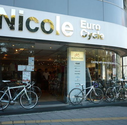　欧州プロ・クラブチームのサイクルウェアを販売するエアロ・アズールが、東京・青山にある自転車ショップ、Nicole EuroCycleで販売を6月4日から開始することになった。