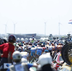 　ツール・ド・フランスは7月4日、オランダのロッテルダムからベルギーのブリュッセルまでの223.5kmで第1ステージが行われ、アレッサンドロ・ペタッキ（36＝イタリア、ランプレ・ファルネーゼ）がゴールスプリントを制して優勝した。03年に区間4勝を挙げて以来の大会通