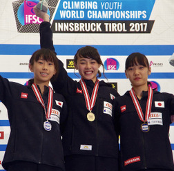 世界ユース選手権女子ボルダリング（ユースB）で伊藤ふたばが優勝（中央）、2位に谷井菜月（左）、3位に地咲希
