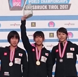スポーツクライミング世界ユース選手権女子コンバインド（ユースB）で谷井菜月（中央）が優勝、2位に森秋彩（左）、3位に伊藤ふたば（2017年9月9日）