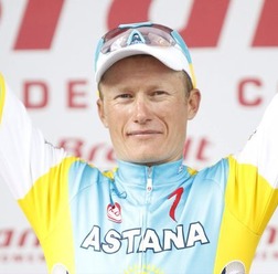 　カザフスタンの英雄的自転車選手、アレクサンドル・ビノクロフ（36＝アスタナ）が7月16日に行われたツール・ド・フランス第12ステージで敢闘賞を獲得した。同選手は50km過ぎから18選手でアタック。その後のサバイバルレースをしのぎきり、単独になって最後の山岳へ。