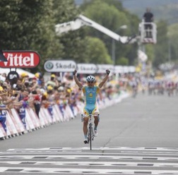 　ツール・ド・フランスは7月17日、ロデズ～ルベル間の196kmで第13ステージが行われ、アレクサンドル・ビノクロフ（36＝カザフスタン、アスタナ）が残り7kmから独走を決めて、後続の大集団を13秒引き離して優勝を決めた。3年ぶり6回目の区間勝利。