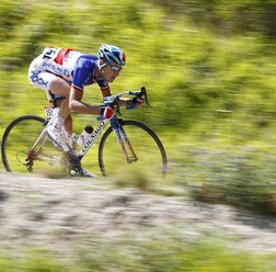 　ツール・ド・フランスは7月19日、パミエからピレネー山中のバニェールドリュションまでの187kmを走る第15ステージが行われ、総合1位のアンディ・シュレック（25＝ルクセンブルク、サクソバンク）がチェーン脱落によるメカトラブルで立ち往生。31秒遅れの総合2位につけ