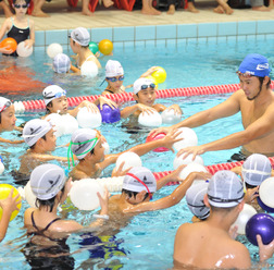 北島康介のスイミングスクールコーチが指導する「キタジマアクアティクス水泳教室」開催
