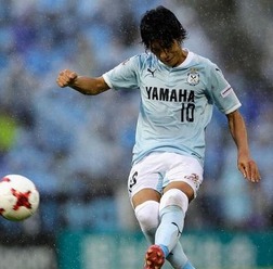 古巣対戦の中村俊輔、横浜FM相手に強烈な「フリーキック」でゴールに迫る