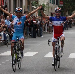 　8月15日にフランスで行われた第67回クリテリウムアンテルナシオナル・キアンで新城幸也（25＝BBoxブイグテレコム）が初優勝した。このレースは「プロクリテ」と呼ばれるもので、ツール・ド・フランスで活躍した選手や将来有望なアマチュア選手など、地元主催者から招