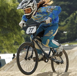 　BMXジャパンシリーズ第1戦が広島県安芸高田市の土師ダムBMXトラックで開催された。2010-2011シーズンが開幕して初めて日本で開催される国際公認大会で、2010年8月からスタートしたロンドンオリンピックの出場枠を決めるランキングのポイント集計にも含まれている。