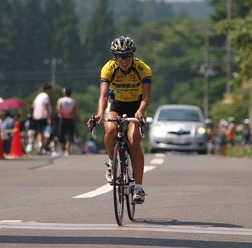 　文部科学大臣杯第66回全日本大学対抗選手権自転車競技大会は4日目となる8月29日に青森県八戸市で女子ロードレース（距離70km）が行われ、地元八戸市出身の上野（うわの）みなみ（鹿屋体育大）が独走で初優勝した。