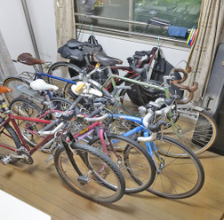 所有する6台すべての自転車を部屋に並べたところ。手前の1台は駐輪場に置いている