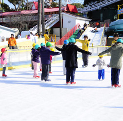 ひらかたパーク、スケートと雪あそびが楽しめる「ウインターカーニバル」オープン