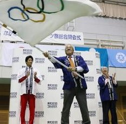 五輪旗とパラリンピック旗、長崎に到着