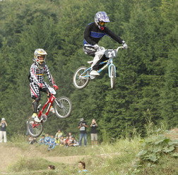 　全日本BMXシリーズ第4戦が神奈川県横浜市緑区の緑山スタジオシティ内BMXコースで行われ、吉村樹希敢がエリートクラスで初優勝した。スタートから優位に立ちトップで第1バームをクリアした吉村は、難易度の高いプロセクションを安定した走りで攻略するなど、追走する高