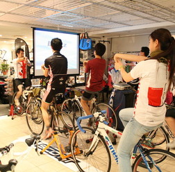 　東京・青山にショップを構えるNicole EuroCycle青山は10月も恒例のワークショップを開催し、自転車に乗り始めた人をサポートする。特にローラー台を使ったバイシクルフィットネスが人気だ。店内で大型スクリーンと少し大きめの音楽を聞きながらペダルをこぐ。始めて間
