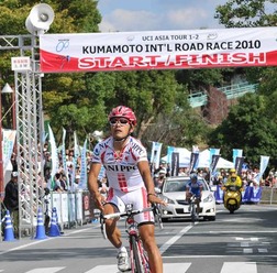 　熊本国際ロードが10月10日に熊本県山鹿市で開催され、チームNIPPOの宮澤崇史（32）がシマノレーシングの畑中勇介（25）を写真判定という僅差で制して初優勝した。3位はシマノレーシングの鈴木真理（35）。