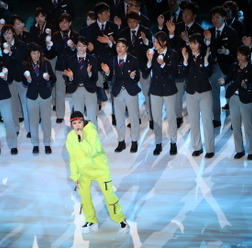平昌五輪日本代表選手団の壮行会で熱唱したアーティストのAI（2018年1月24日）