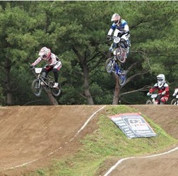 　第27回全日本BMX選手権が10月31日に茨城県ひたちなか市の国営ひたち海浜公園BMXトラックで開催され、トップカテゴリーであるエリート男子で、三瓶将廣（レッドライン）が3連覇を達成した。コースは台風の影響が心配されたものの前日からの対策により、問題なくレース