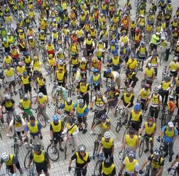 9月17日、「2006東京シティサイクリング」が行われた。東京の名所を巡る新コースとなった今年は、1,200人以上のサイクリストたちが、さわやかな秋の東京を満喫した。