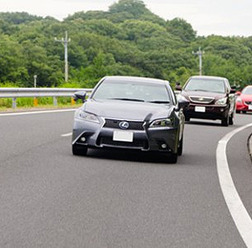 試験風景（先頭の車両が試験車）