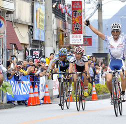 　ツール・ド・おきなわ2010が11月14日に沖縄県名護市を中心に開催され、福島晋一（39＝クムサン・ジンセン・アジア）が4人のゴール勝負を制して優勝。前日に行われた1.1km個人タイムトライアルと合わせて初優勝を飾った。レースは終盤に佐野淳哉（チームNIPPO）、清水