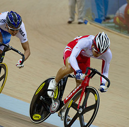 　中国の広州で開催されている第16回アジア競技大会は11月15日、広州自転車競技場（1周250ｍ）で3日目の競技が行われ、男子スプリントで北津留翼と新田祐大（ともに競輪選手）が準決勝に進出した。