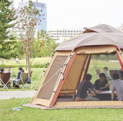 テントやタープの中で仕事ができる「品川アウトドアオフィス」5月開催