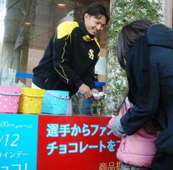 女性ファンにチョコを渡すソフトバンク・東浜巨【写真：藤浦一都】