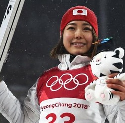 【平昌五輪】高梨沙羅が飛行したスキー場、実はサッカーのスタジアムって知ってた？