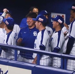 勝利の瞬間チームメイトと喜ぶ中日・松坂大輔【写真：荒川祐史】