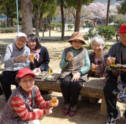 高齢者の外出を支援しつづける永井佳子さん（右から2番目）