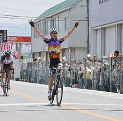 　豪州のジャック・ボブリッジ（21）が自転車トラック競技の4km個人追い抜きで世界新記録を出した。2月2日に行われた豪州選手権の同種目予選で4分10秒534のタイムを記録した。これまでの記録は1996年に英国のクリス・ボードマンが出した同11秒114で、実に15年ぶりに記録