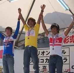 沖縄県名護市で行われた「ツール・ド・おきなわ」で、Team VANGの宮澤選手が初優勝を飾った。地元期待の新城選手も晴らしい走りで3位、4位には清水選手と、チーム力を見せつけたレースとなった。