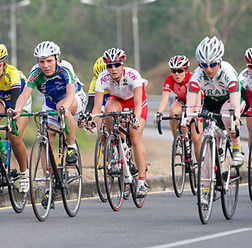 　タイのナコンラチャシマで開催されている第31回アジア自転車競技選手権、第18回アジア・ジュニア自転車競技選手権は2月18日、ジュニア男子個人ロードレースで内野直也（湘南ベルマーレ）が4位に、 エリート女子個人ロードレースで上野みなみ（鹿屋体育大）が10位にな