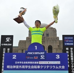 　日本学生自転車競技連盟が主催する第5回明治神宮外苑大学クリテリウムが2月21日、東京の明治神宮外苑特設コースで行われ、西薗良太（東京大）が6位になり、ロードレースカップシリーズの総合優勝を2年連続で飾った。
