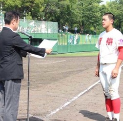 今春近畿大会で表彰を受ける智弁和歌山・林晃汰（右）【写真：沢井史】