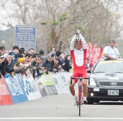 　3月24日にチャイニーズ・タイペイで行われたツール・ド・台湾の第5ステージ（距離111.22km）で日本ナショナルチームの福島晋一（39）が88kmを独走して優勝した。