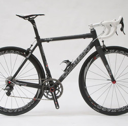 　イタリアの自転車メーカー、コルナゴが2011年のラインナップに新モデル「EPQ」を追加した。シマノの電動変速メカDi2搭載で、価格は598,500円。