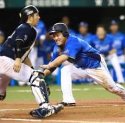 延長10回、気迫の走塁で生還する西武・山川穂高【写真：荒川祐史】