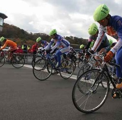東京都自転車競技選手権大会は12月2日にトラックレースが、同3日にロードレースが静岡県伊豆市の日本サイクルスポーツセンターで行われ、男子登録者クラスのロードレースで西谷雅史（39＝チームオーベスト）が優勝した。