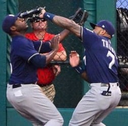 打球を追って交錯したブルワーズのケイン（左）とテームズ【写真：Getty Images】