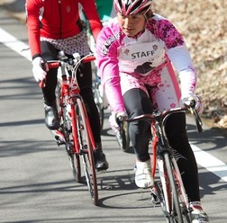 　ツール・ド・フランスを目指して活動するエキップアサダが、全国のサイクリストを集めた実動コミュニティとして「シクロクラブ」を発足させ、その参加者を募集している。エキップアサダのピンクジャージを着て、各地で開催されるエンデューロやヒルクライムイベントに