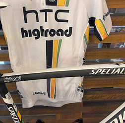 　東京・南青山にあるライフクリエーションスペースOVE（オーブ）で、自転車月間にあたる5月にロードレースファンにむけて「レパード・トレック」と「HTC・ハイロード」の選手が使用しているスペアバイクを約1ヵ月間店内に展示することになった。