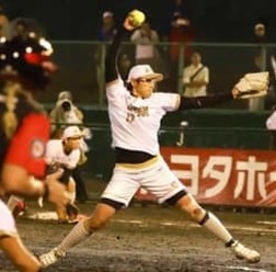 初回、無死満塁のピンチを凌いだ上野由岐子【写真：荒川祐史】