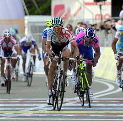 　ジロ・デ・イタリアは5月13日、マッダローニ～モンテベルジーネ・ディ・メルコリアーノ間の110kmで第7ステージが行われ、オメガファルマ・ロットのバルト・デクレルク（24＝ベルギー）が追撃する有力選手から間一髪で逃げ切って初優勝した。