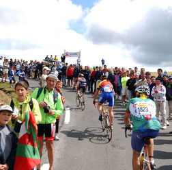 　ツール・ド・フランスの1区間を走る人気イベント「2011エタップ・デュ・ツール」の日本人参戦枠を持つ国際興業のツアーが最終募集中。2011年は人気のあるラルプデュエズがコースとなったため、すでに今年初めに満員となったが、震災の影響があり断念した人が出たため