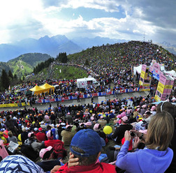 　ジロ・デ・イタリアは5月21日、オーストリアのリエンツからイタリアのモンテ・ゾンコランまでの190kmで第14ステージが行われ、首位のアルベルト・コンタドール（28＝スペイン、サクソバンク・サンガード）がライバル選手とのタイム差をさらに広げて、マリアローザを守